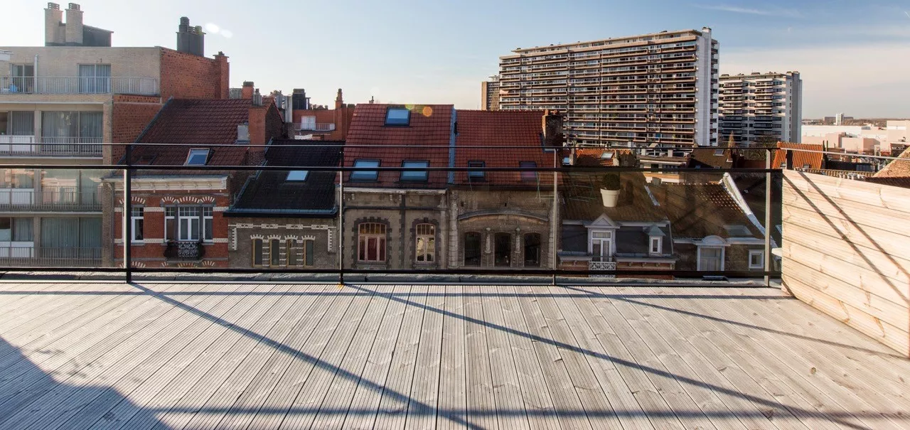 Façade d'immeubles urbains sous un ciel bleu